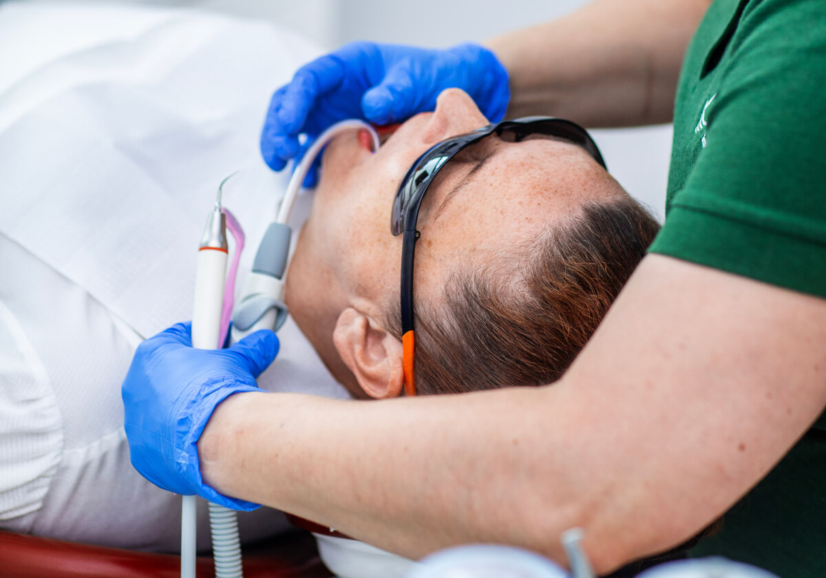 Usuwanie osadu i kamienia nazębnego