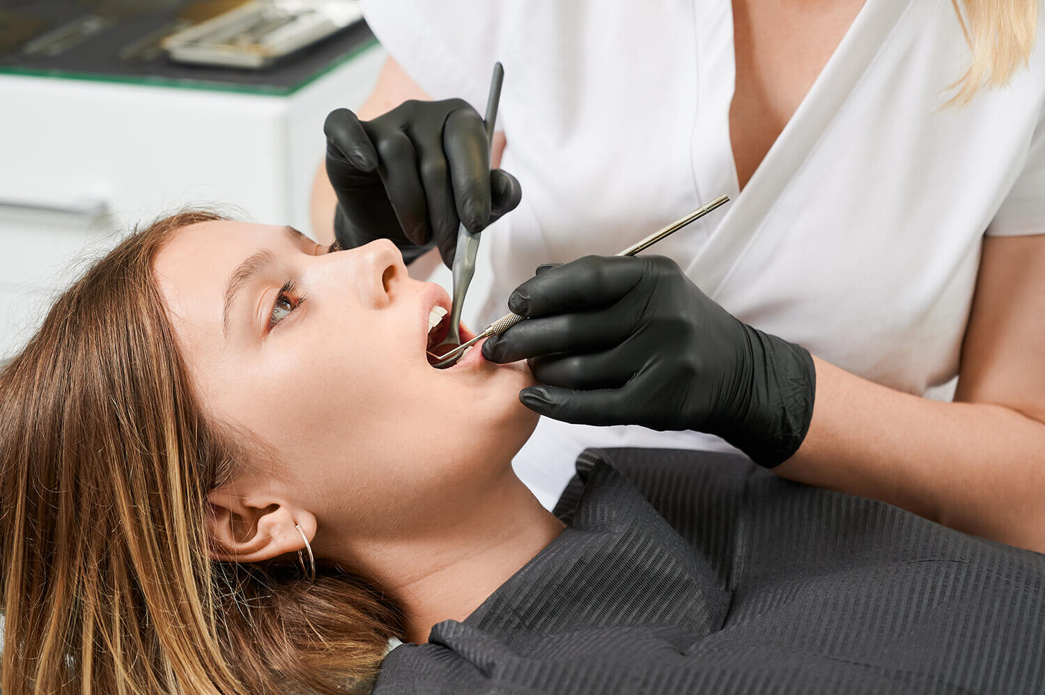 Co to jest suchy zębodół i dlaczego powstaje?