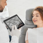 Jak wygląda leczenie implantologiczne krok po kroku? – Od konsultacji do korony na implancie