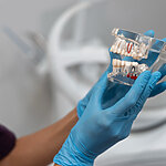 Implanty tytanowe a ceramiczne – różnice i zastosowanie