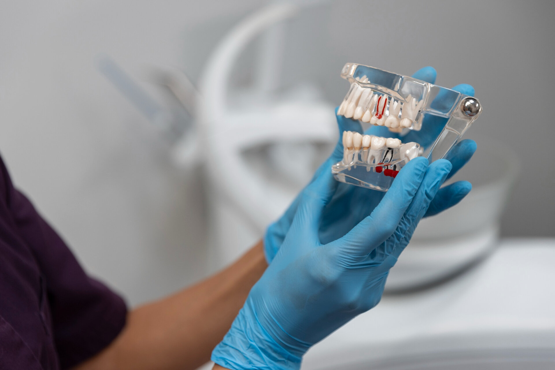 Implanty tytanowe a ceramiczne – różnice i zastosowanie